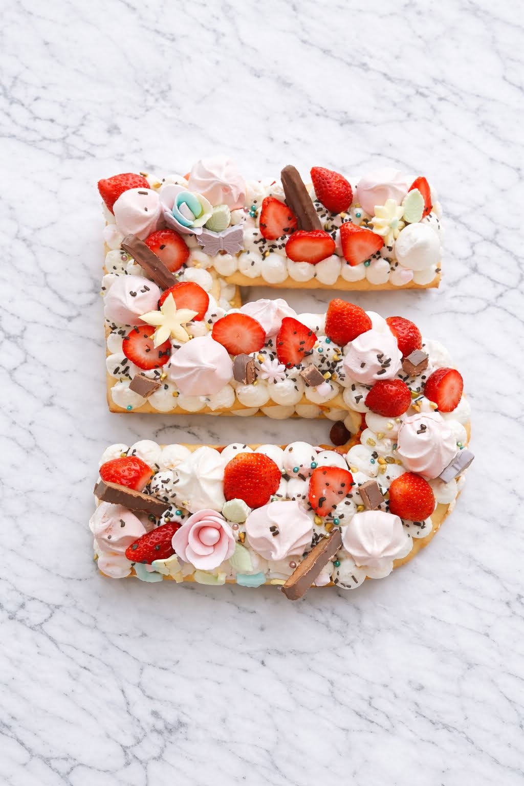 Gâteau d'anniversaire fraises et chocolat