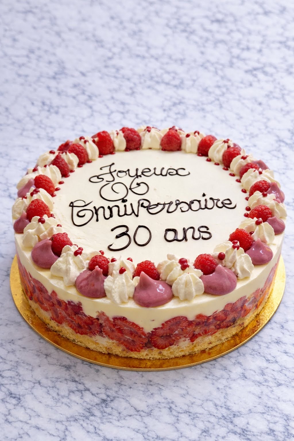 Gâteau d'anniversaire rectangulaire aux fraises