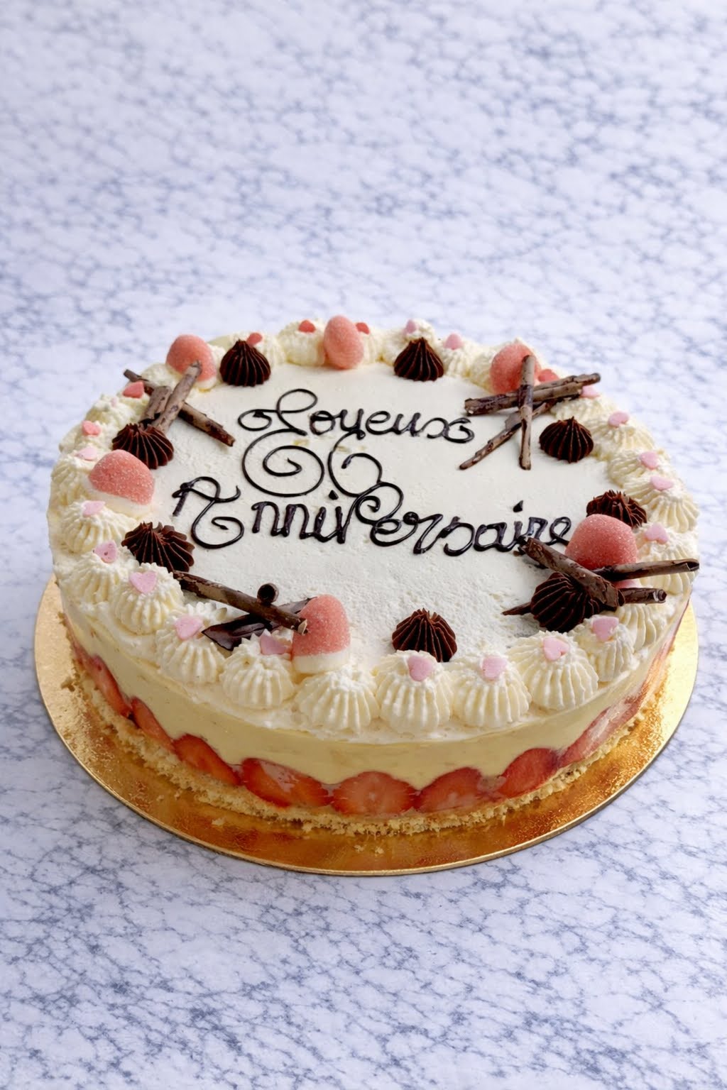 Fraisier décor fleurs et crème